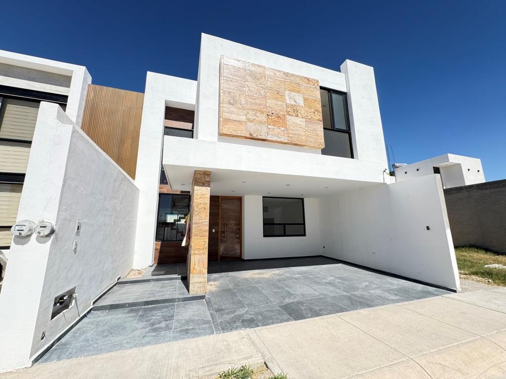 Casa dentro de Fracc. con casa club