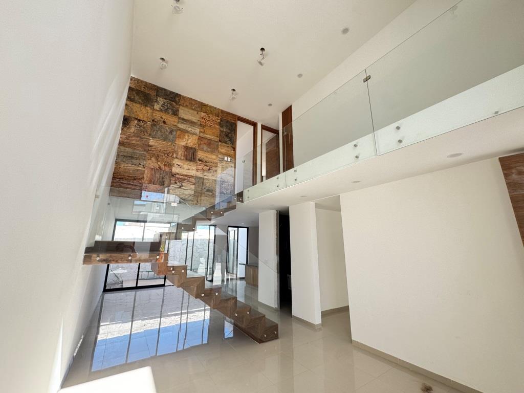 Casa dentro de Fracc. con casa club