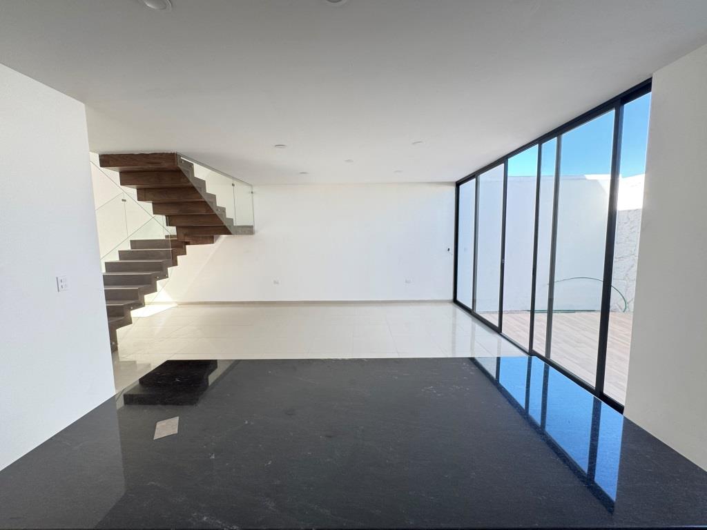 Casa dentro de Fracc. con casa club