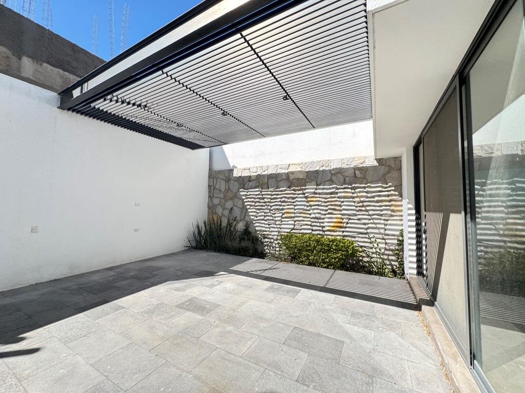 Casa dentro de exclusivo Fracc. zona norte