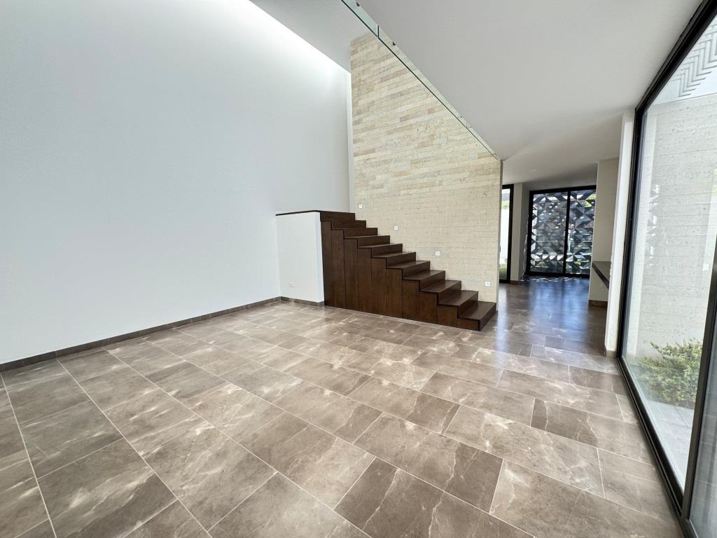 Casa dentro de exclusivo Fracc. zona norte
