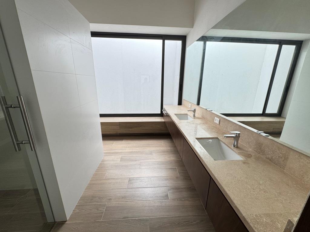 Casa dentro de exclusivo Fracc. zona norte