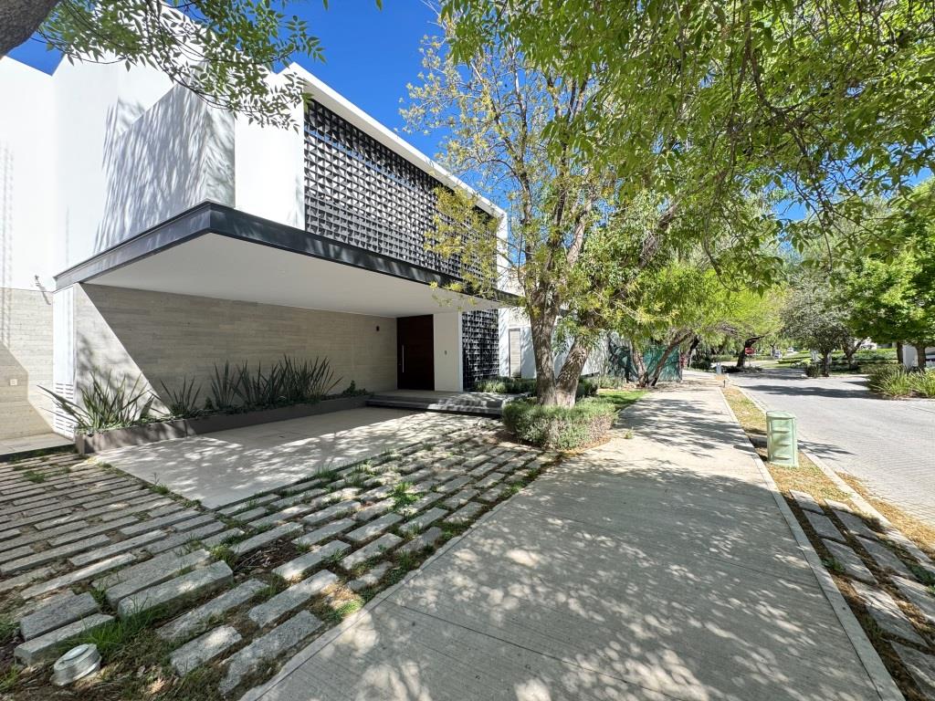 Casa dentro de exclusivo Fracc. zona norte