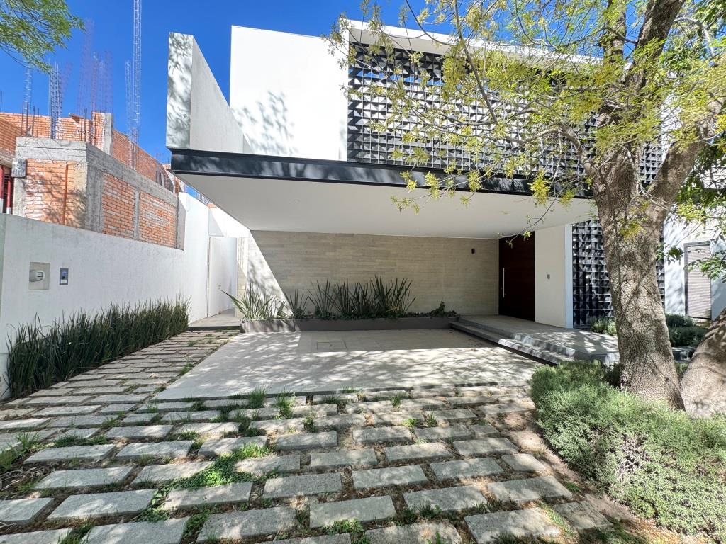 Casa dentro de exclusivo Fracc. zona norte
