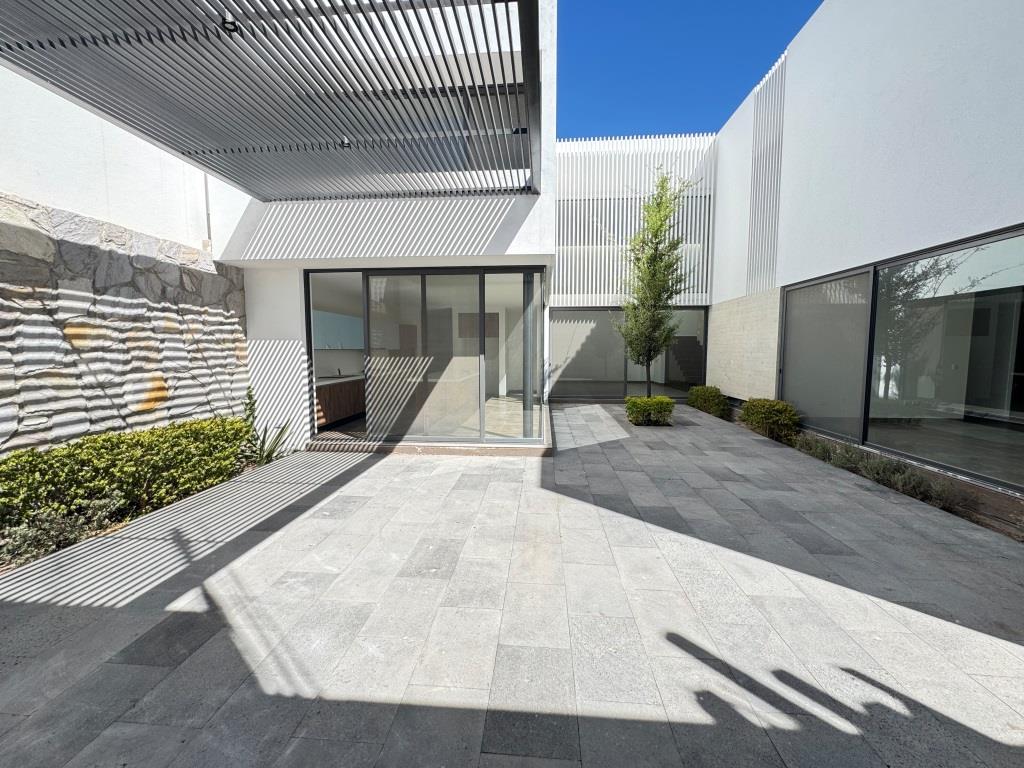 Casa dentro de exclusivo Fracc. zona norte