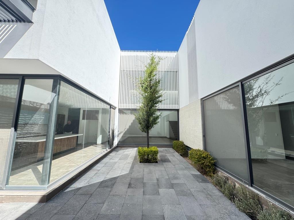 Casa dentro de exclusivo Fracc. zona norte