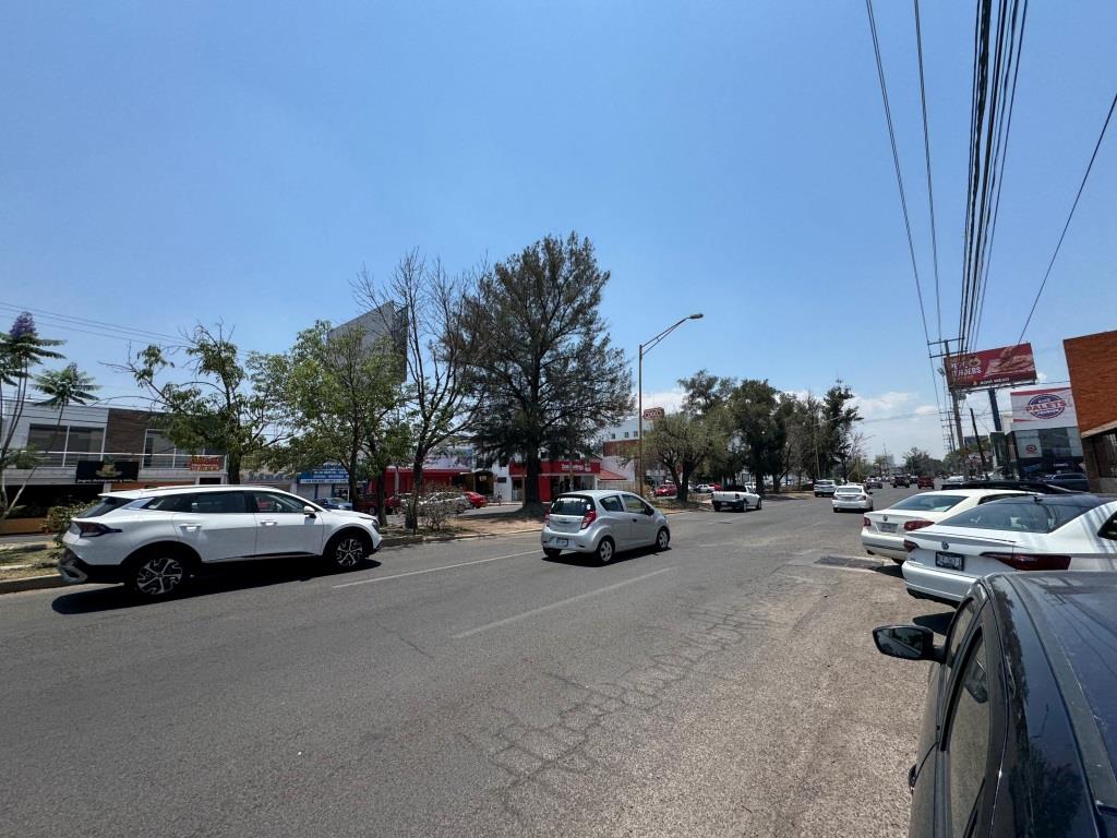 Local comercial con area de bodega Av Universidad
