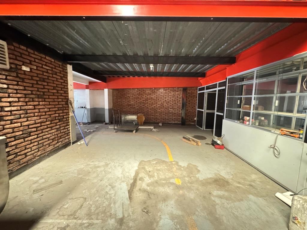 Local comercial con area de bodega Av Universidad