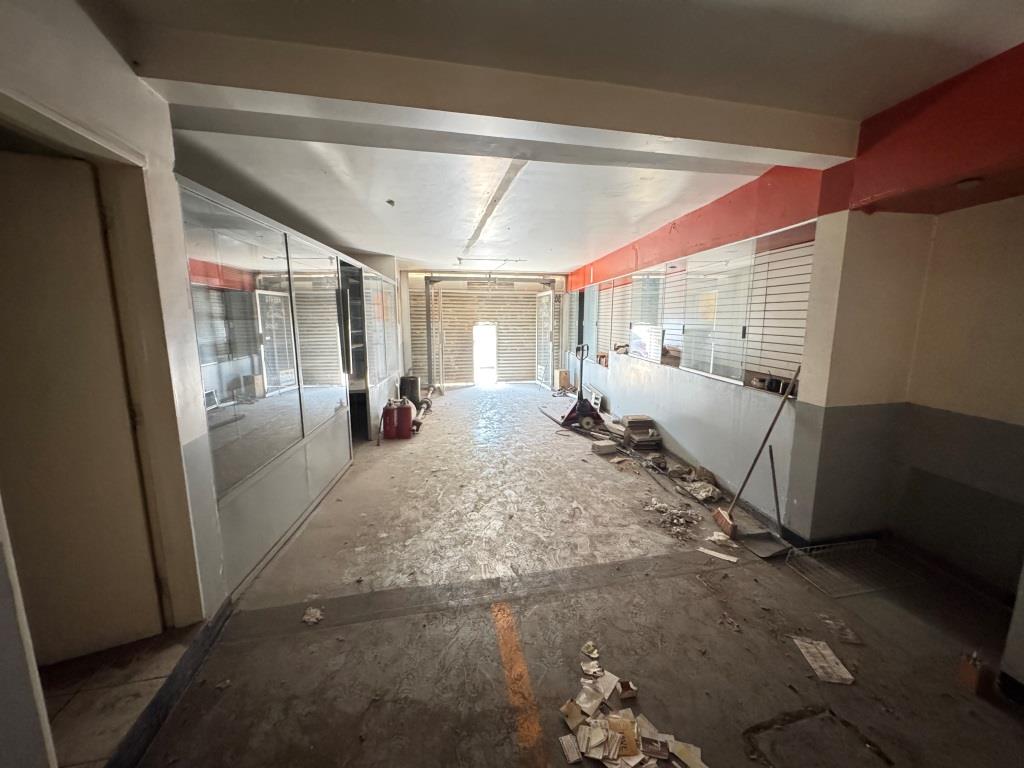 Local comercial con area de bodega Av Universidad