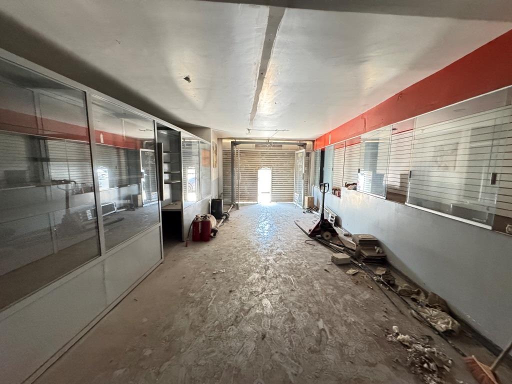 Local comercial con area de bodega Av Universidad