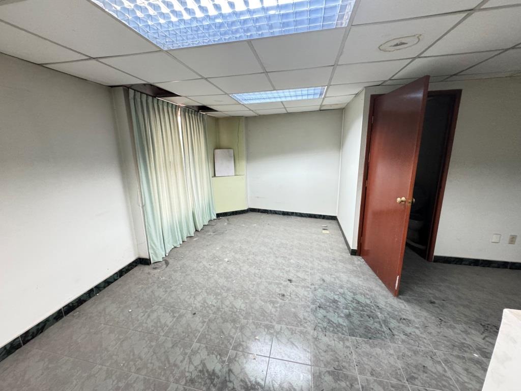 Local comercial con area de bodega Av Universidad