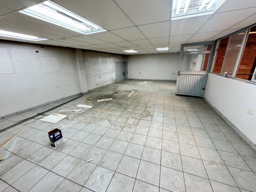 Local comercial con area de bodega Av Universidad