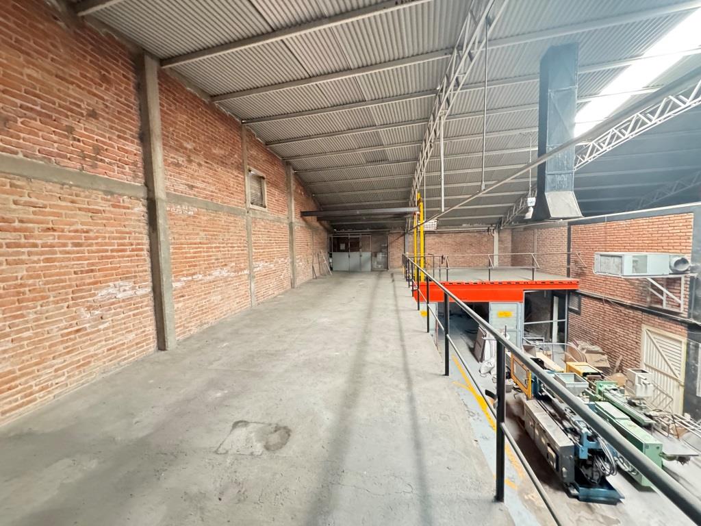 Local comercial con area de bodega Av Universidad
