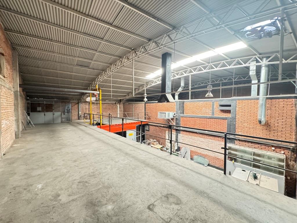 Local comercial con area de bodega Av Universidad