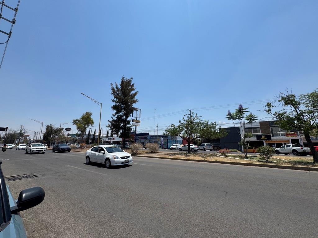 Local comercial con area de bodega Av Universidad