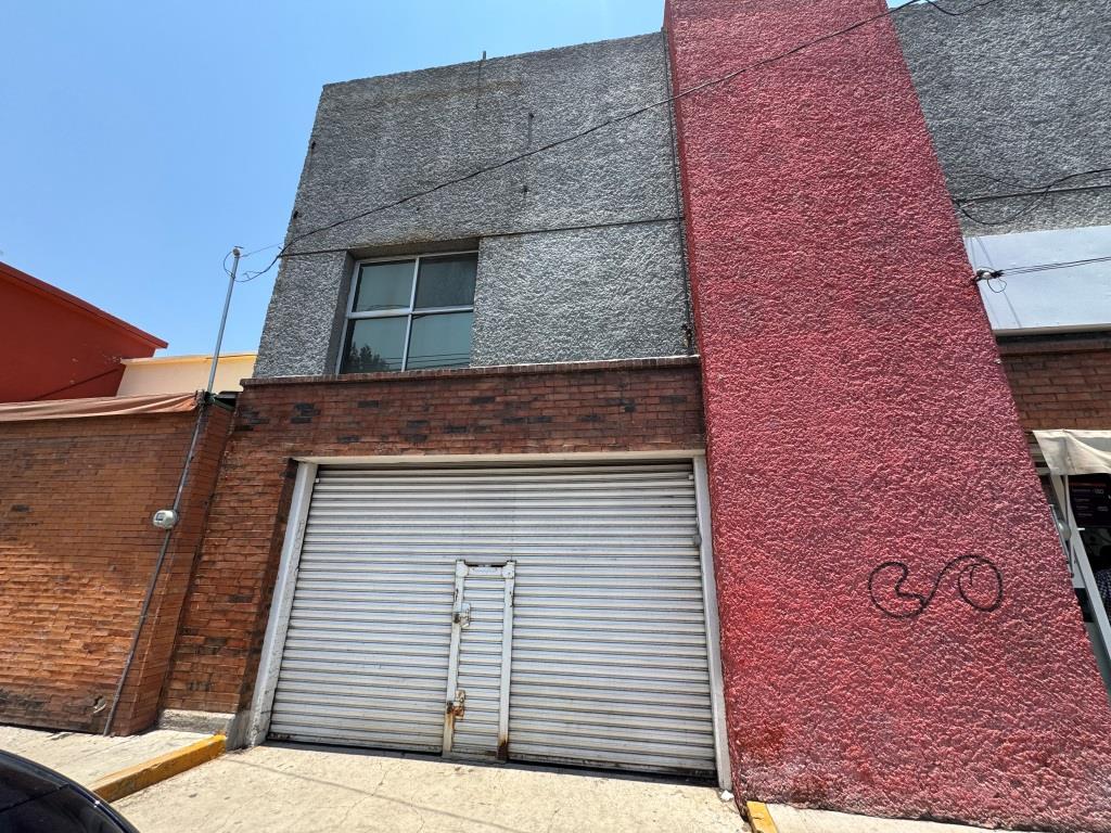 Local comercial con area de bodega Av Universidad