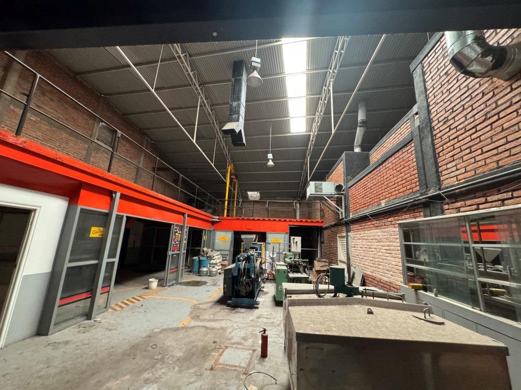 Local comercial con area de bodega Av Universidad