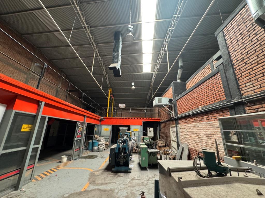 Local comercial con area de bodega Av Universidad