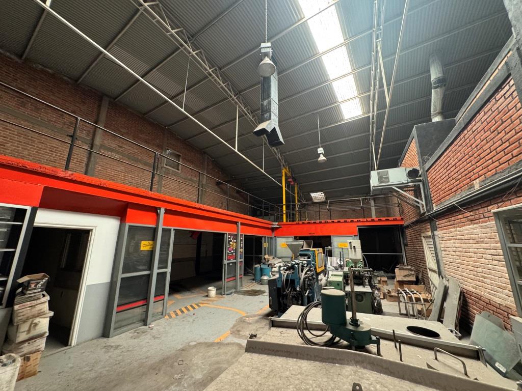 Local comercial con area de bodega Av Universidad