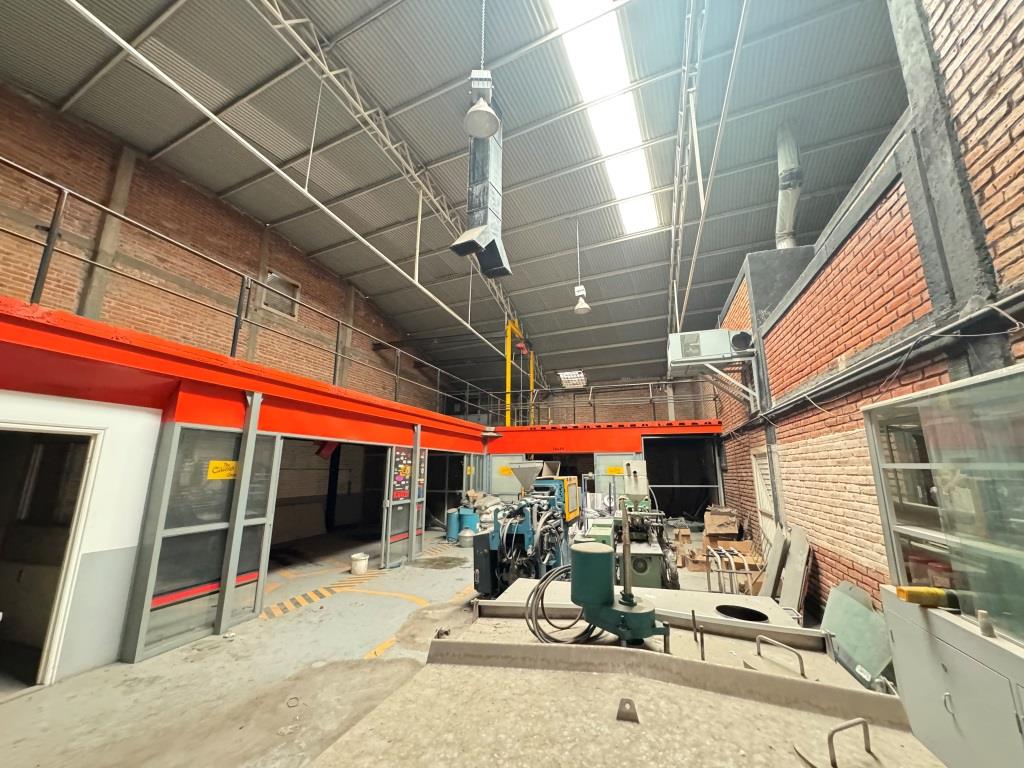 Local comercial con area de bodega Av Universidad