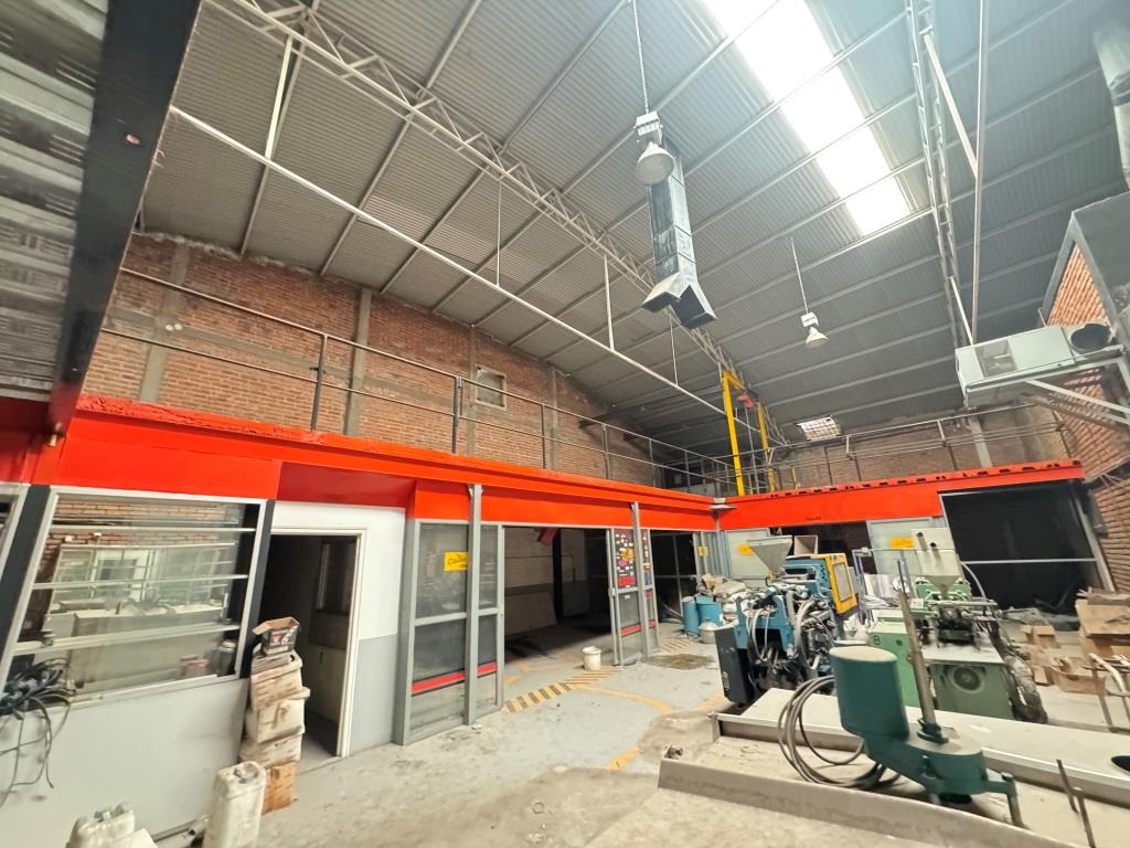 Local comercial con area de bodega Av Universidad