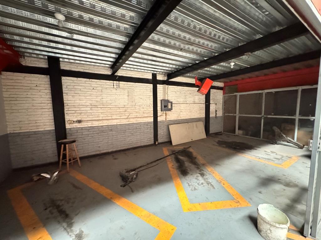 Local comercial con area de bodega Av Universidad