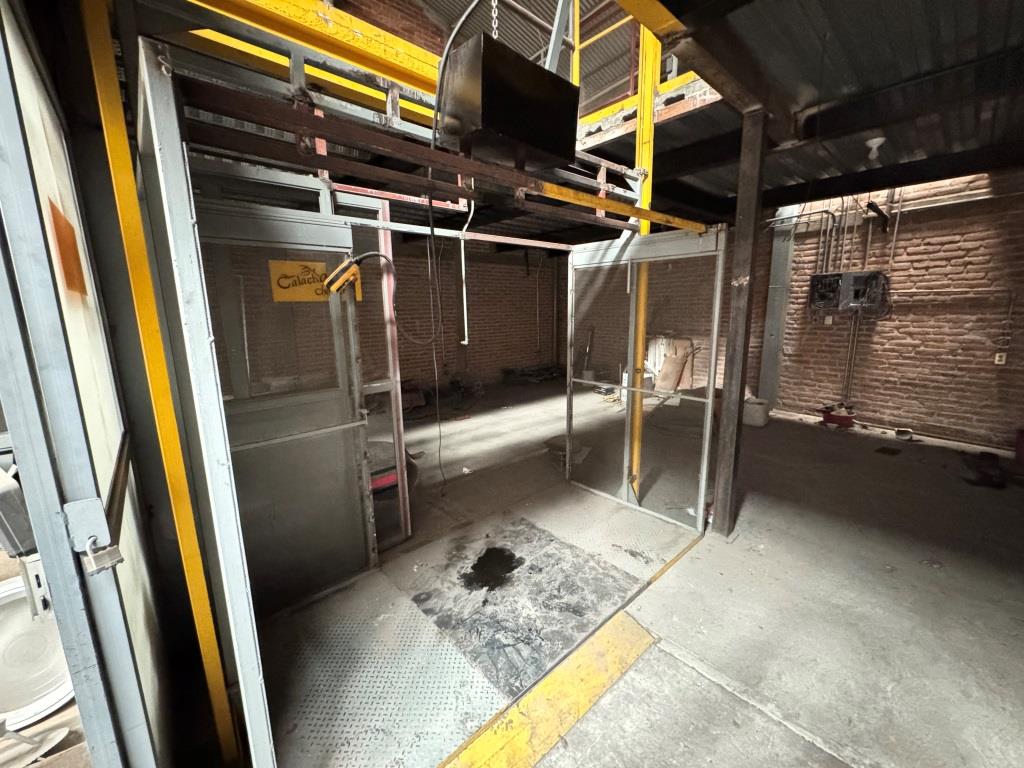 Local comercial con area de bodega Av Universidad