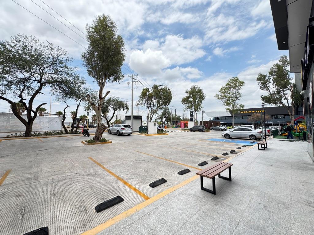 Local comercial dentro de Plaza, 224m2
