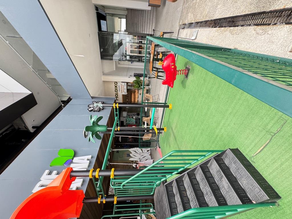 Local comercial dentro de Plaza, 224m2