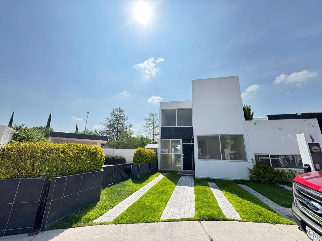 Casa con terreno excedente 