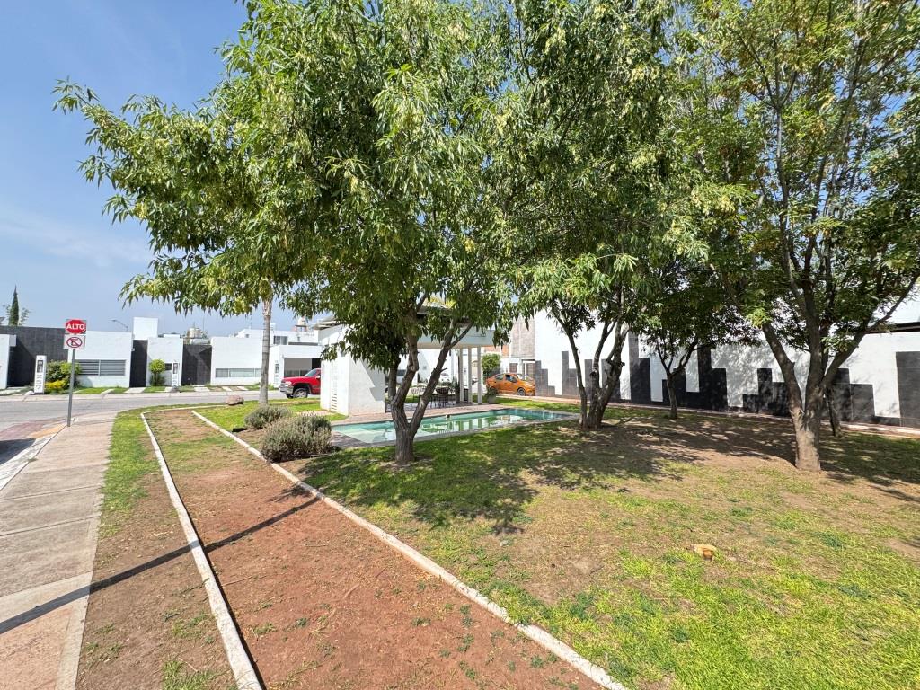 Casa con terreno excedente 