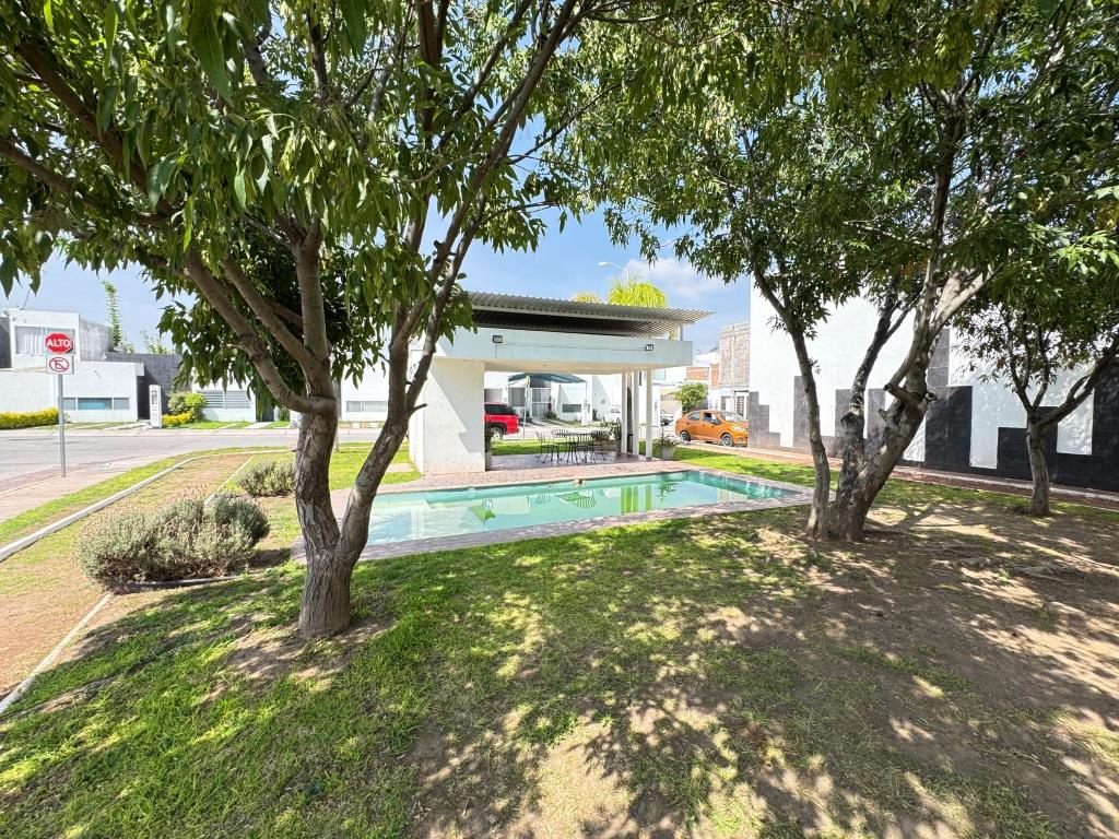 Casa con terreno excedente 