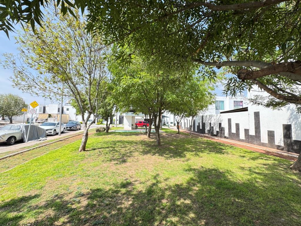 Casa con terreno excedente 