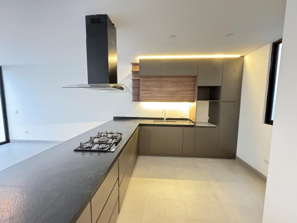 Casa nueva, zona sur, excelentes amenidades. 