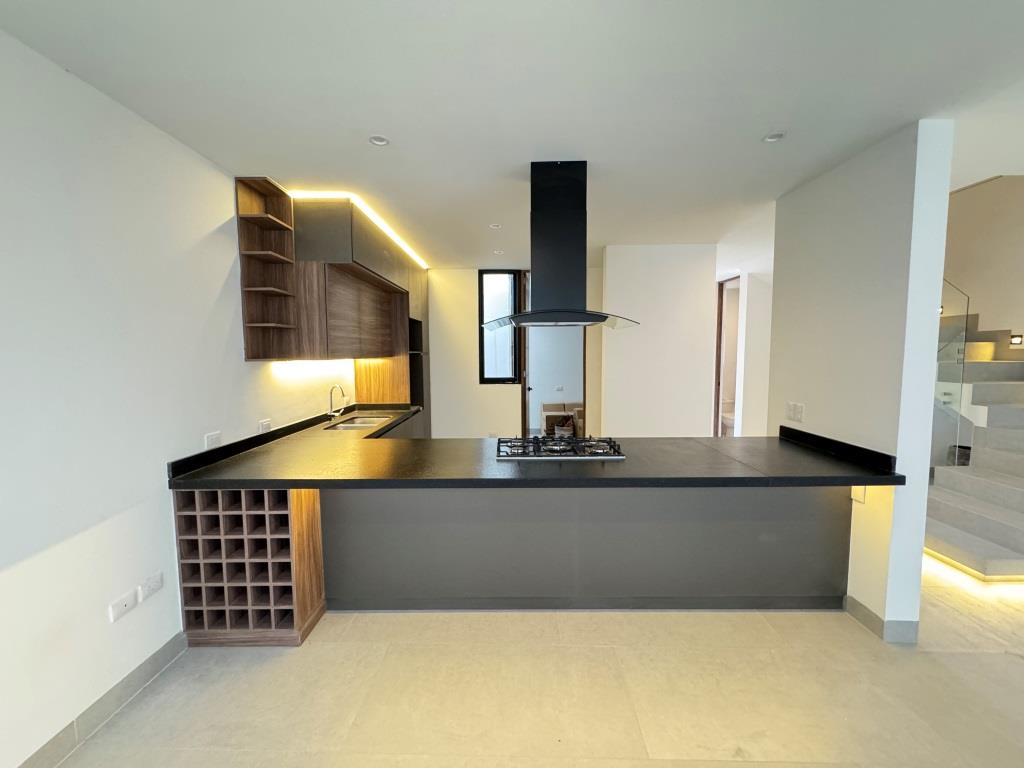 Casa nueva, zona sur, excelentes amenidades. 
