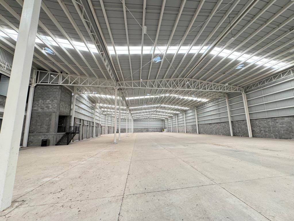 Nave industrial 4,790m2 + oficinas