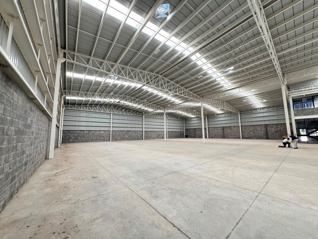 Nave industrial 4,790m2 + oficinas