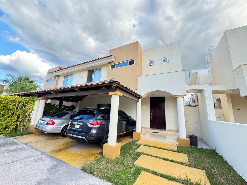 Casa en venta dentro de Fracc. con amplia casa club