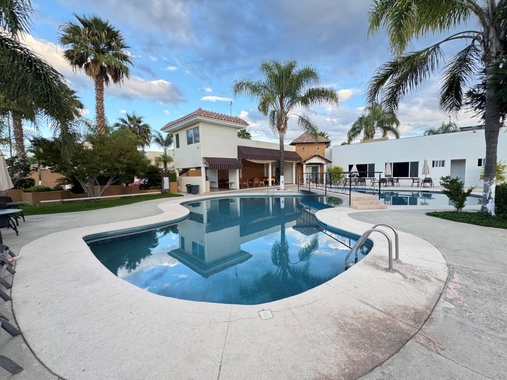 Casa en venta dentro de Fracc. con amplia casa club