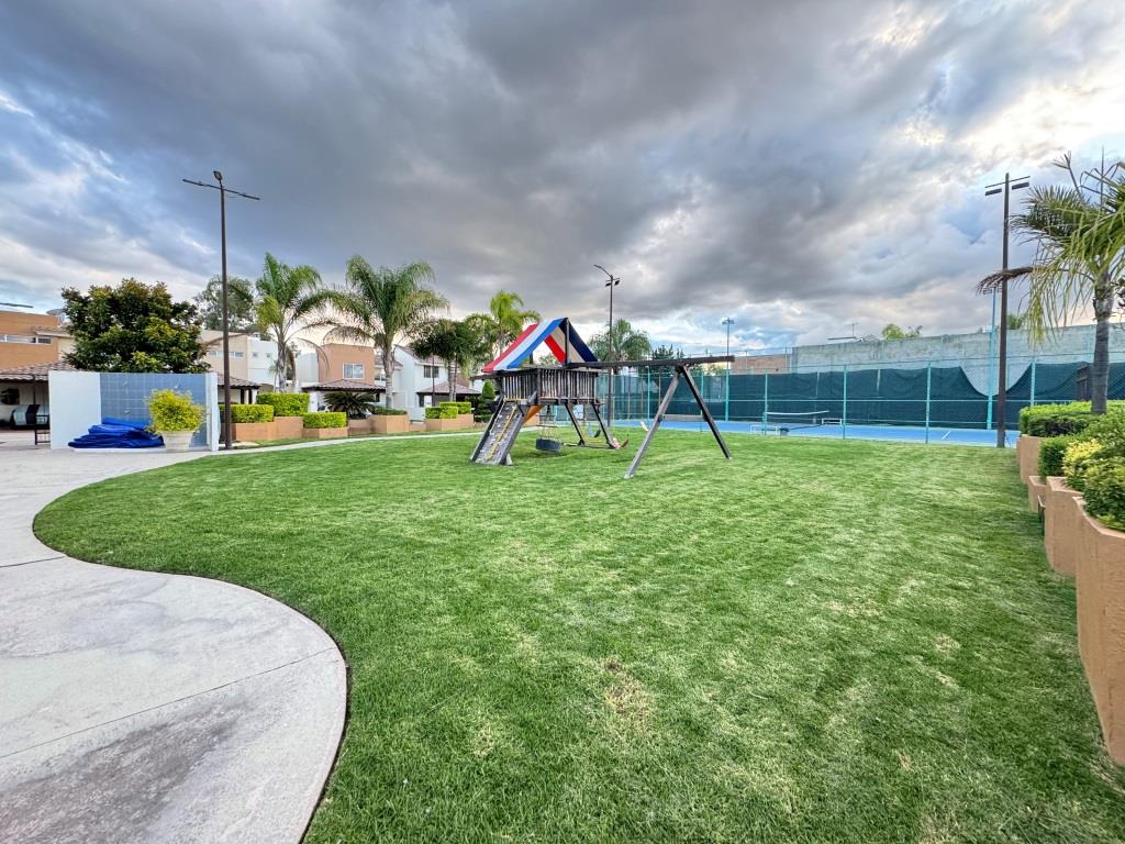 Casa en venta dentro de Fracc. con amplia casa club