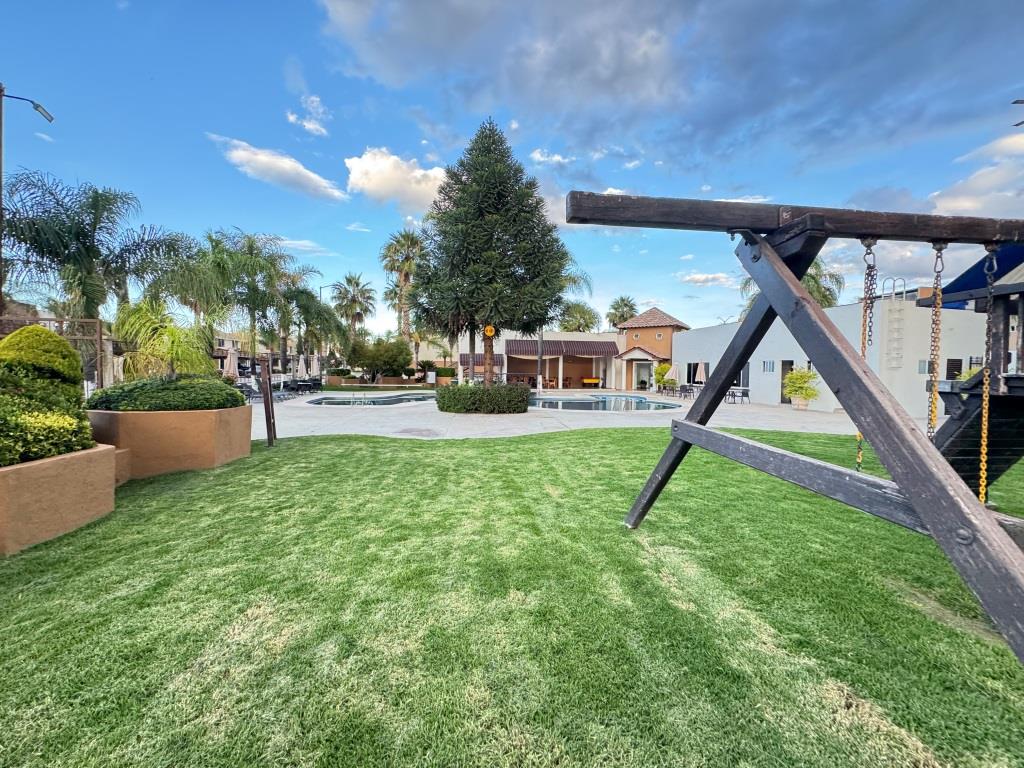Casa en venta dentro de Fracc. con amplia casa club