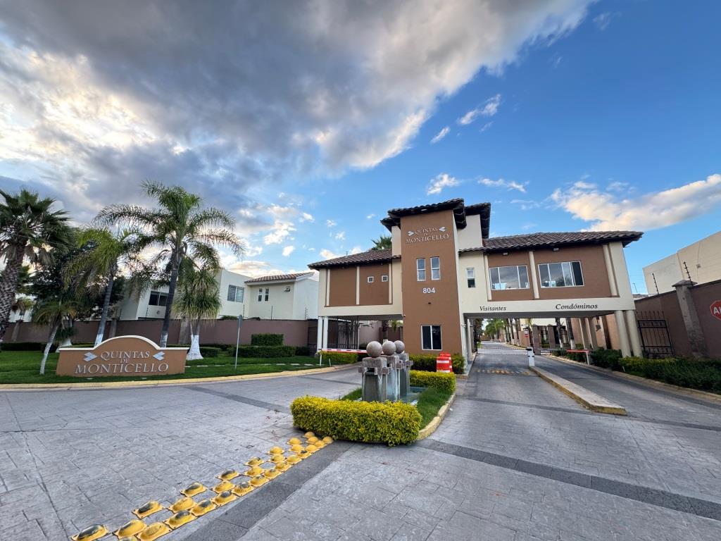 Casa en venta dentro de Fracc. con amplia casa club