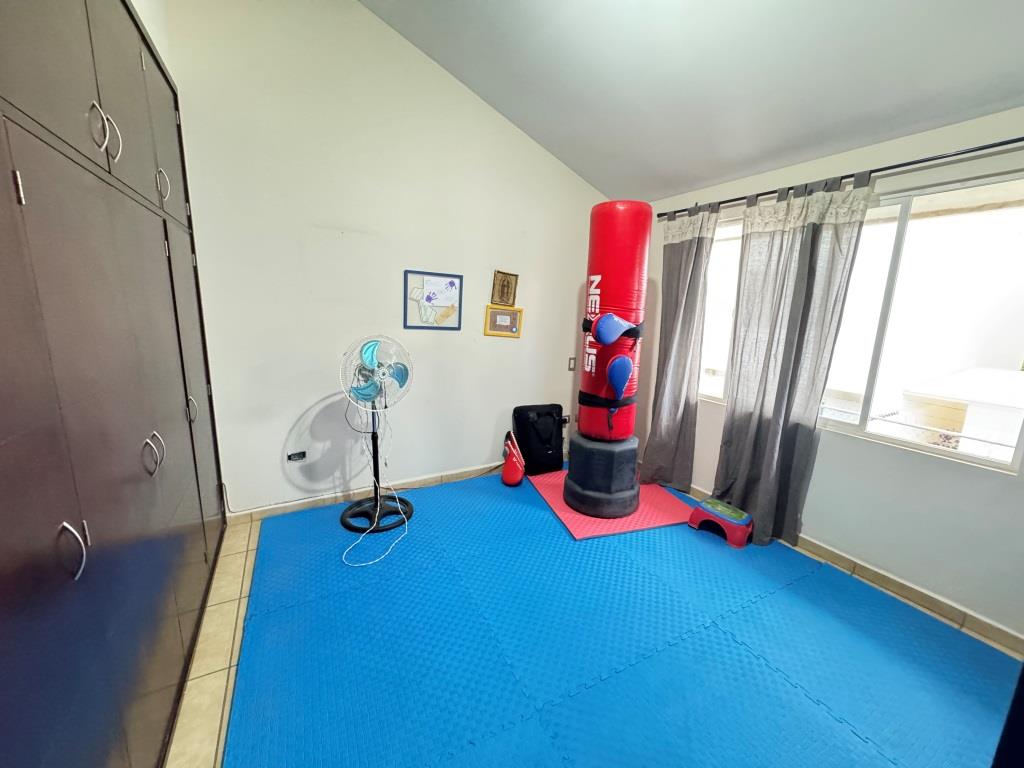 Casa en venta dentro de Fracc. con amplia casa club