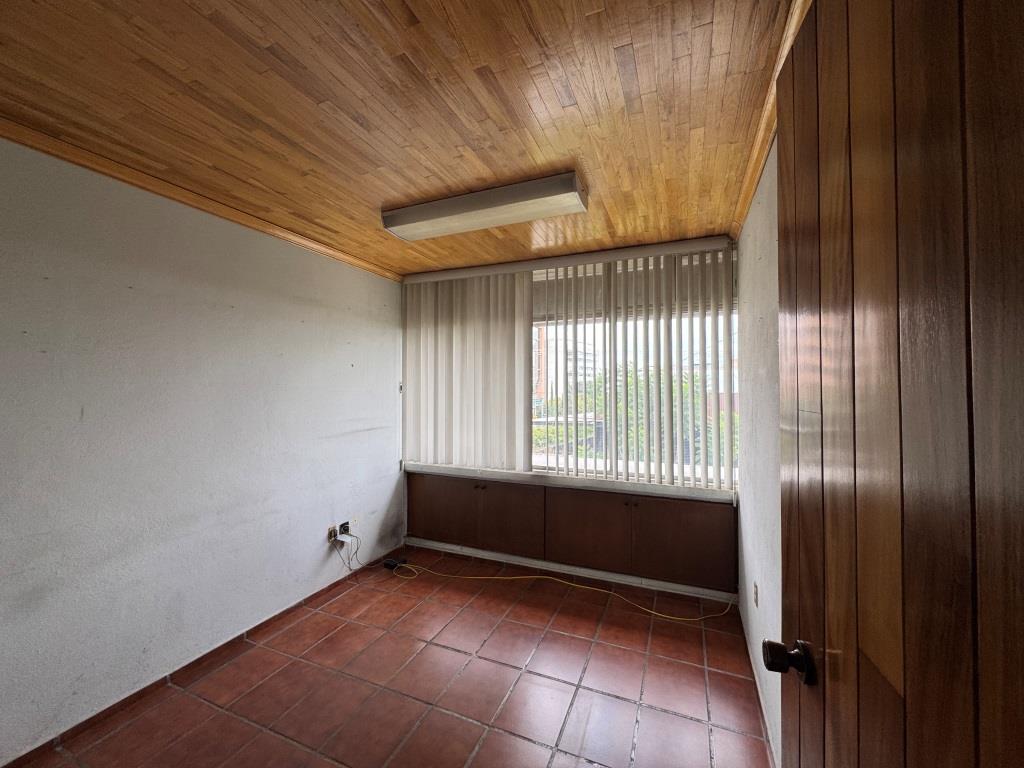 Local comercial y oficinas sobre Av Las americas