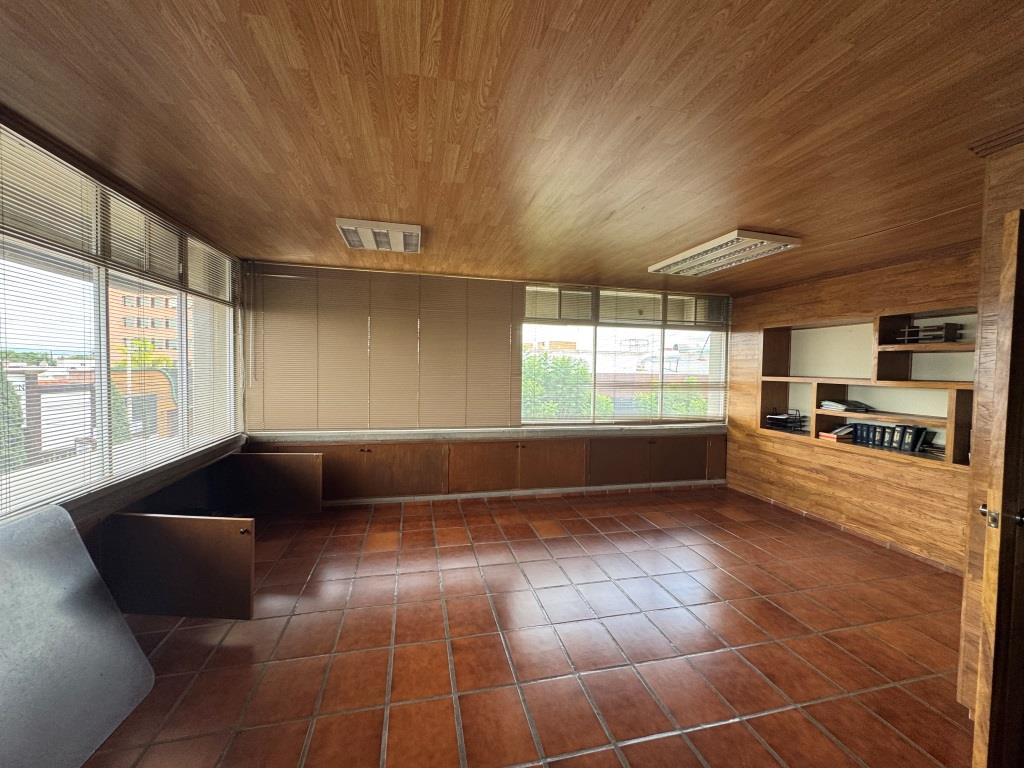 Local comercial y oficinas sobre Av Las americas