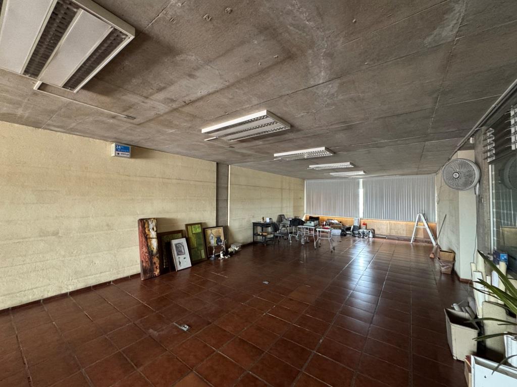 Local comercial y oficinas sobre Av Las americas