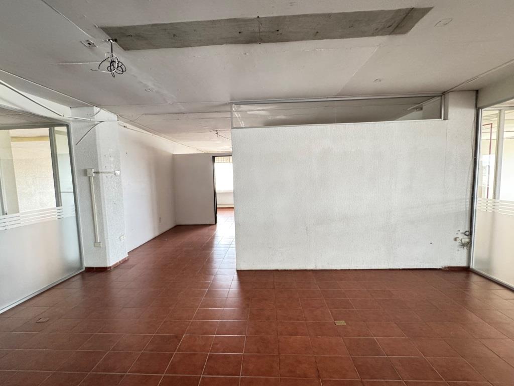 Local comercial y oficinas sobre Av Las americas
