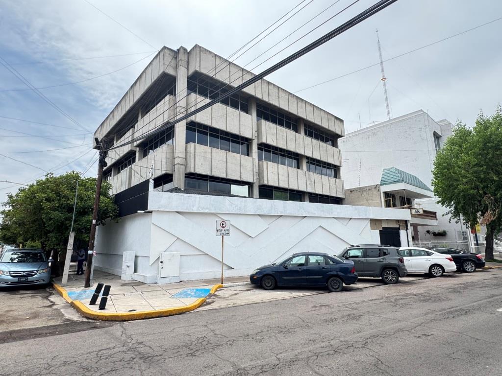 Local comercial y oficinas sobre Av Las americas