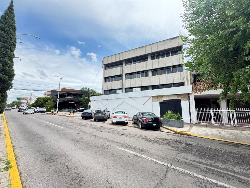 Local comercial y oficinas sobre Av Las americas