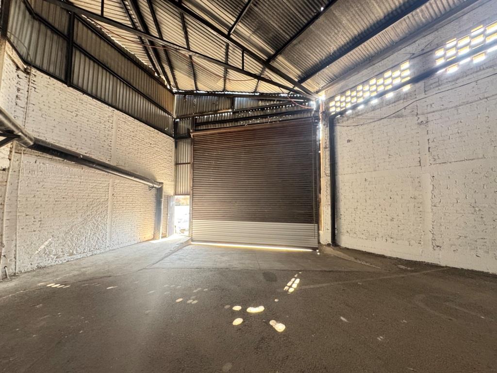 Bodega comercial sobre Avenida Juan Pablo II